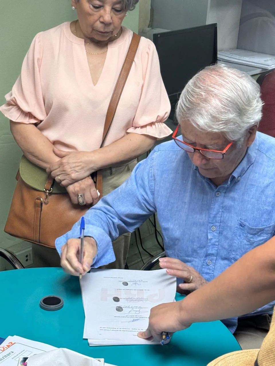 Cliente firmando con Club Inversiones