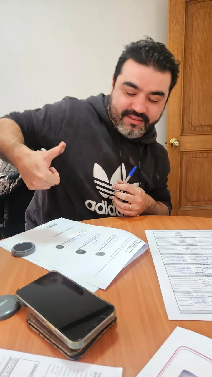 Cliente firmando con Club Inversiones