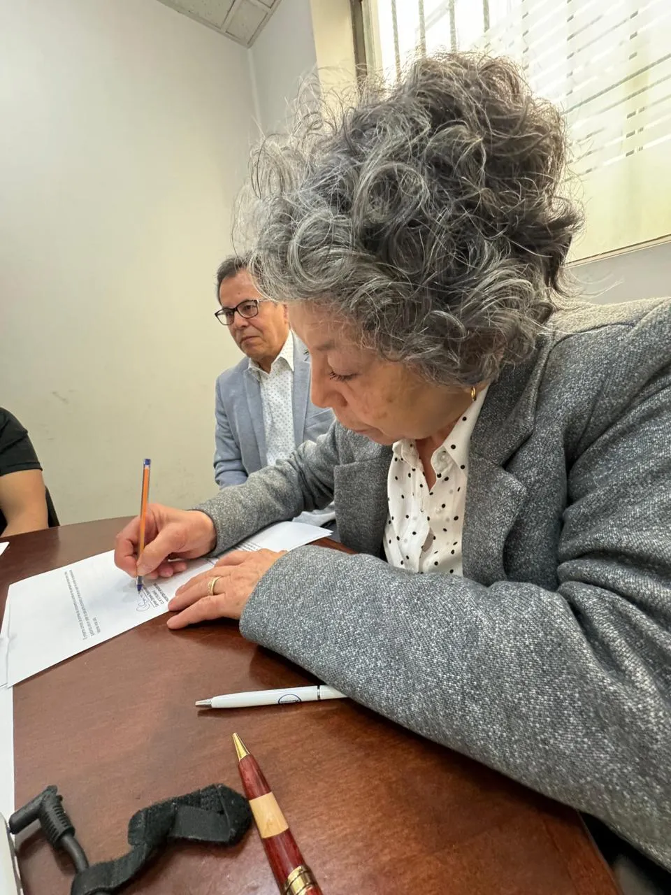 Cliente firmando con Club Inversiones