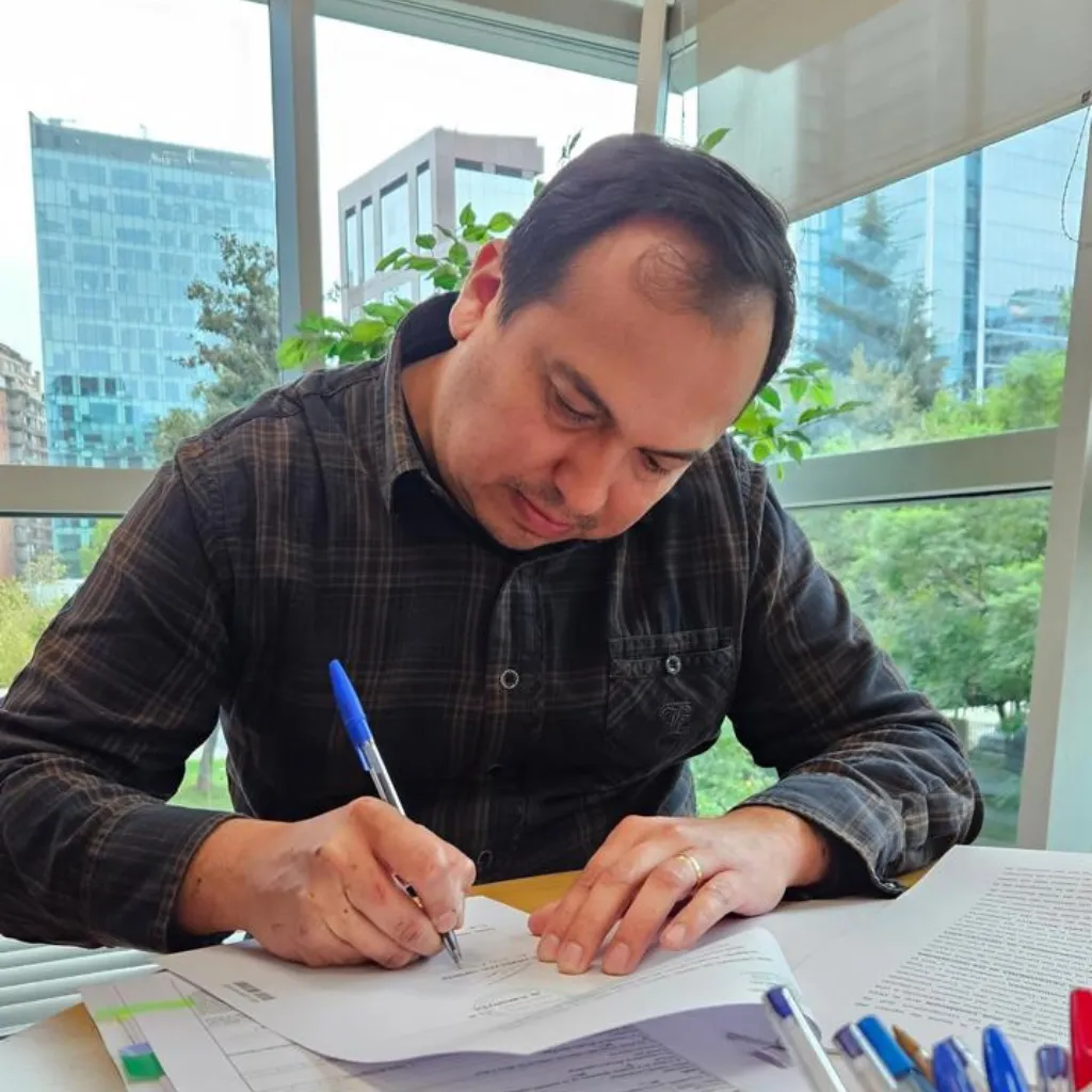 Cliente firmando con Club Inversiones